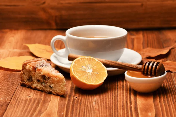 茶杯配蜂蜜, 木勺和蛋糕, 秋季作文 — 图库照片