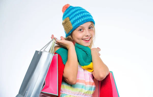 Lány aranyos arca viselni kötött őszi kalap és sál tartsa bevásárló táskák fehér háttér. Vásárlás koncepció. Őszi szezon értékesítési. Eladó, és a kedvezmény. Bevásárló őszi téli szezonban. Vásárlás a fekete péntek — Stock Fotó