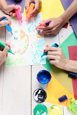 Erkek ve kadın ellerindeki işaretler beyaz kağıda çizilir.