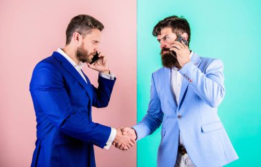 İş adamları Internet modern teknolojileri iletişim için kullanır. Konuşma ile meşgul düzenlemeler onaylayın. İş ortağı arama. İşadamları modern gadget smartphone ile online erişim kullanın.