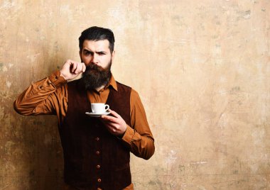 Barmen katı yüz ile çay veya kahve getiriyor.