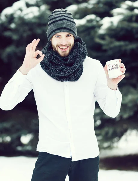 Przystojny mężczyzna z rano filiżanka w zimie odkryty — Zdjęcie stockowe