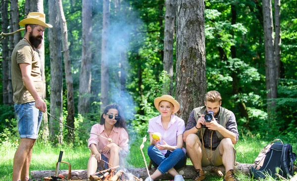 Caminhantes da empresa relaxando no fundo da floresta de piquenique. Acampar e caminhar. Empresa amigos relaxar e fazer lanche piquenique natureza fundo. Passar um bom tempo no fim de semana. Faça uma pausa para comer um lanche — Fotografia de Stock