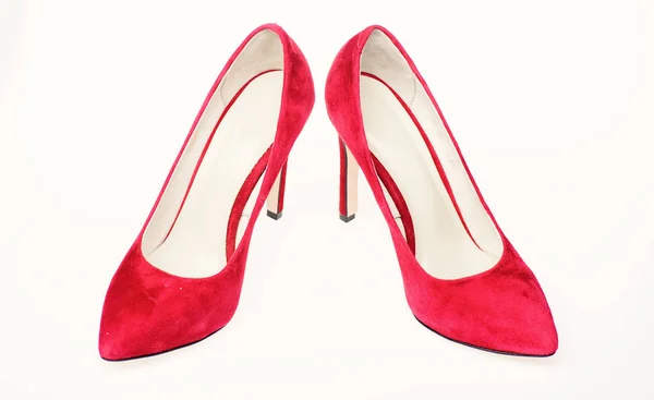 Взуття для жінок з тонкими високими підборами. Елегантна концепція взуття палетто. Пара модних взуття з високим каблуком. Туфлі з червоної замші на білому тлі, ізольовані — стокове фото