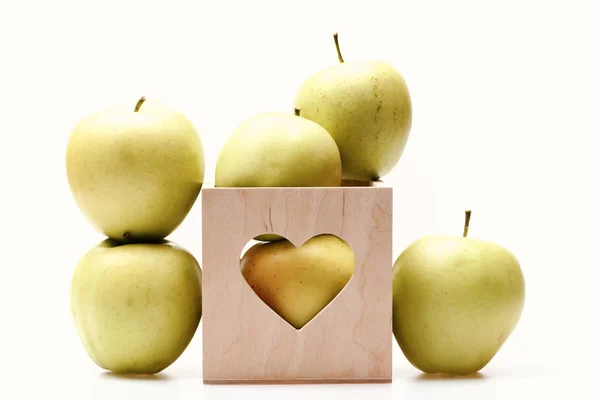 Uppsättning frukt placerad i trä valentines box med hjärta — Stockfoto