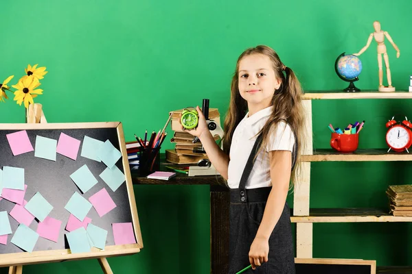 Crianças e material escolar no fundo da parede verde — Fotografia de Stock