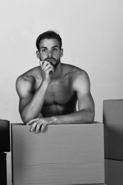 Yumruğuna yaslanan seksi gövdeli adam.