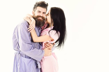 İlişkiler hedefleri kavramı. Pijamalı, bornozlu birbirine aşık bir çift. Sarılan, maço bir kızla öpüşen, beyaz arka planda soyutlanmış bir çift. Çift, gülen yüzlü aile Sabah mutlu, kopyalama alanı