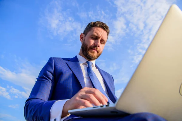 Człowiek pracy oficjalne garnitur z laptopa niebieski niebo tła. Ultimate guide do stania się liderem sprzedaży. Biznesmen surfing internet na zewnątrz. Obowiązki kierownika sprzedaży. Bądź w kontakcie. Szukaj informacji — Zdjęcie stockowe