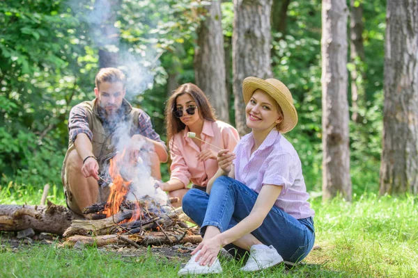 Roasted marshmallows popular sweet snack or dessert on picnic. Spend great time on weekend. Company friends prepare roasted marshmallows snack nature background. Youth at picnic roasting marshmallows — Stock Photo, Image