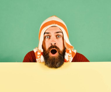 Yeşil ve cyan arka planda şaşkın suratlı adam.