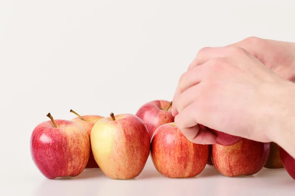남성 손 접촉 빛 빨간 사과. 밝은 색 과일 — 스톡 사진