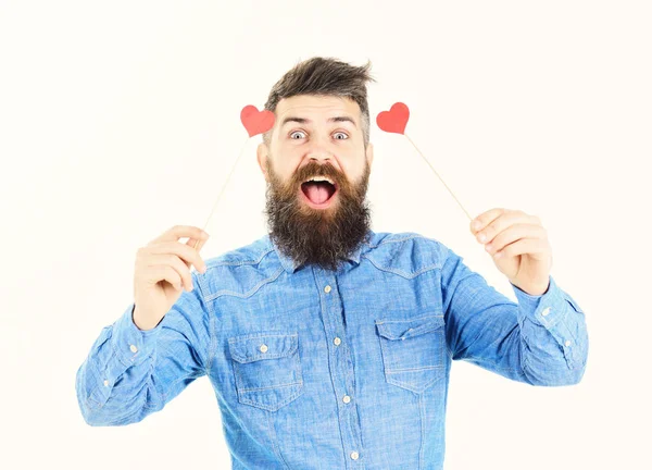 O amor está no ar. Bonito homem segurando coração em forma de cartão Valentim com sorriso enquanto estava isolado no fundo branco . — Fotografia de Stock