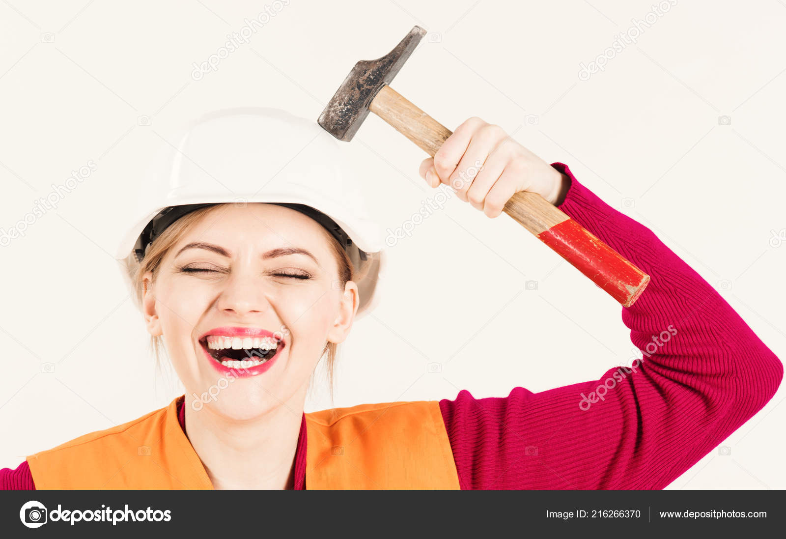 Удар молотком по голове. Замахивается молотком. Бьют молотком по голове. Киянкой по голове. Удар молотком.