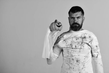 Cadılar Bayramı, kültür ve gelenek kavramı. Adam ciddi bir yüz ile