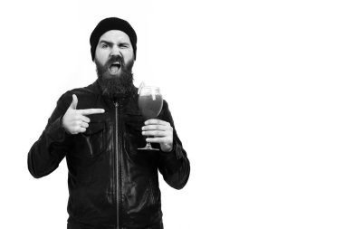 Kafkasyalı vahşi hippi elinde alkollü içecek ya da taze kokteyl tutuyor.