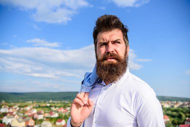 Motivasyon ve emelleri kavramı. Hipster sakal bıyık görünüyor şaşkın sinirli. Hayal kırıklığı hissi. Sakallı hippi biçimsel tarzı bir görünüm geri gökyüzü arka plan adamım. Adam ulaştı ama sinirli hissediyorum