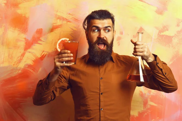 Hipster brutal com injeção alcoólica e tubo ou frasco de vidro — Fotografia de Stock