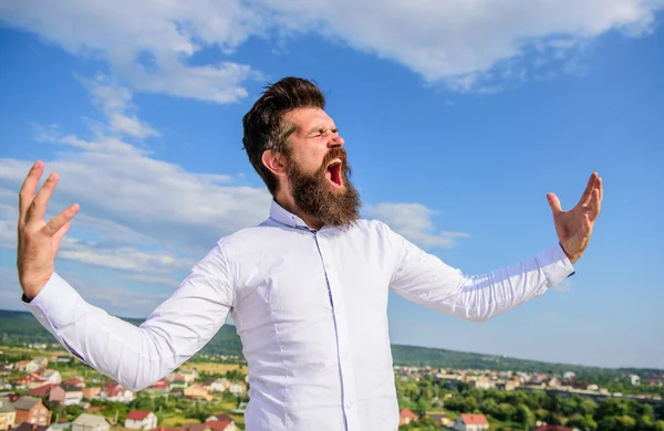 Hipster Brodaty wygląda atrakcyjnie. Człowiek Brodaty czuje się dumny sam na tle nieba. Wyższości i moc. Siebie dumny i narcystyczne. Sposób, by zrozumieć mężczyzn narcystyczne. Facet cieszyć się najlepsze osiągnięcia — Zdjęcie stockowe