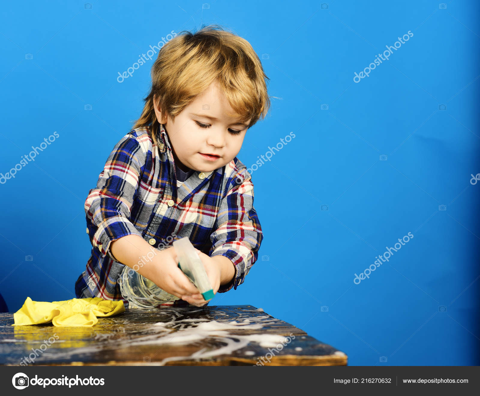 conceito de educação de xadrez online. menino sentado à mesa com