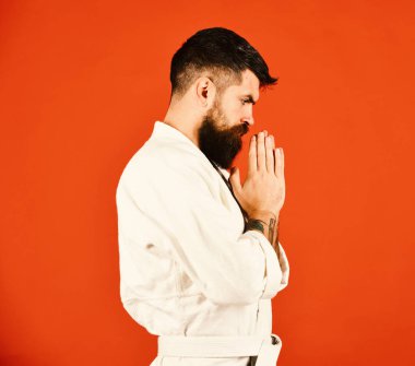 Karate adam üniformalı konsantre yüz.