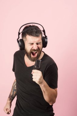 Şarkıcı sakal ve heyecanlı yüz ile müzik müzik dinliyor