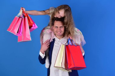 Kız ve adam mutlu gülümseyen yüzler ile alışveriş torbaları tutun