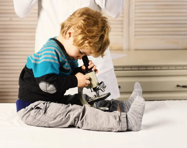 Hombre y niño con cara ocupada jugar médico o científico . — Foto de Stock