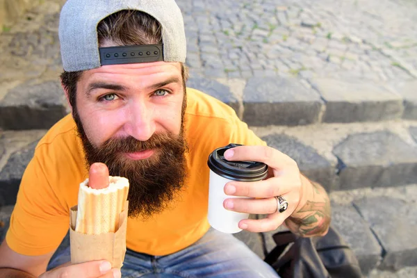 Conceito Cultura Alimentar Urbana Hipster Comer Cachorro Quente Enquanto Sentar — Fotografia de Stock