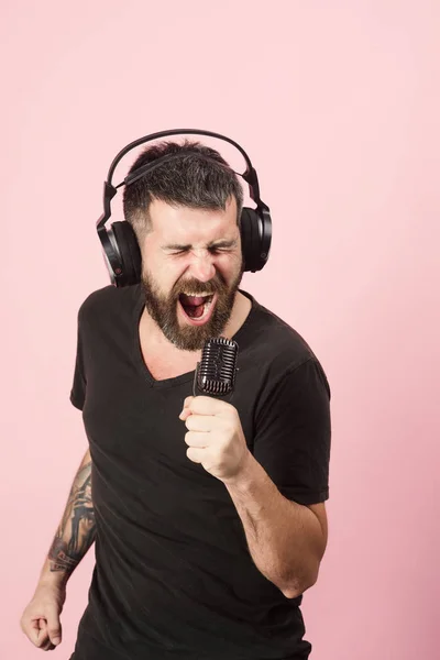 Chanteur avec barbe et visage excité écoute de la musique — Photo