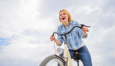 Bayan duygusal bisikleti rider. Kadın hızlı Bisiklete binmeyi seviyor. Boş zaman Bisiklete binme vardır keşfetmek ve yeni yerleri ziyaret bisikletle görmek. Kız zevk kısa döngüsü Tur seyahat ve yol boyunca dur off ile