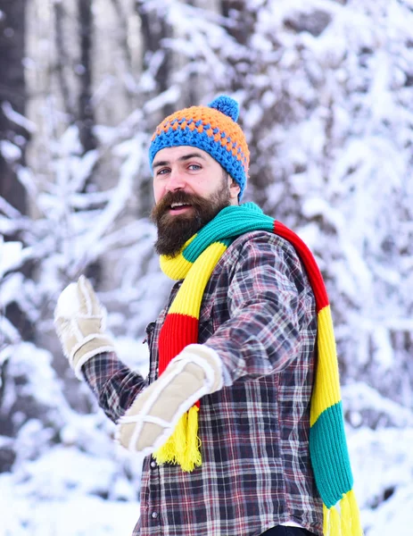 Mann mit lächelndem Gesicht mit schneebedecktem Wald — Stockfoto