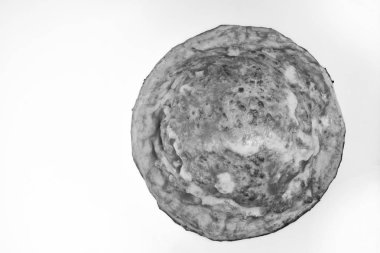 Peynirli ve kapalı pizza. Beyaz arka planda izole edilmiş.