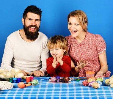 Aile renkli yumurta Paskalya süsleri hazırlar.