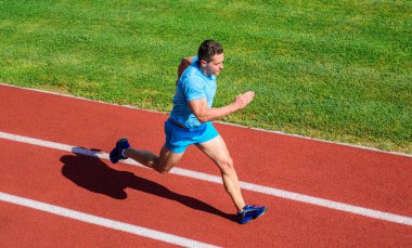 Spor yaşam tarzı ve sağlık kavramı. Adam atlet büyük sonucu elde etmek için çalıştırın. Nasıl daha hızlı koşmak. Hız Eğitim Kılavuzu. Çalışan hızlı geliştirme yolları listelenmektedir. Atlet sportif şekil hareket