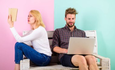 Kitap çok daha iyiydi. Kız baktılar hevesli okuma kitabı modern dizüstü filmi izlerken adamla yakın. Kitap çok insan duygularını çağrıştırır. Eğlenceyle ilgili kitap ve film çift harcamak