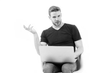 Maço kullanım dizüstü bilgisayar üzerinde beyaz izole. Kişisel bilgisayar rahat kıyafet içinde olan adam. Çevik iş ve iletişim. Yakışıklı blogger. Modern yaşamın sosyal ağ. Enterne dalga köpüğü ve sanal dünya