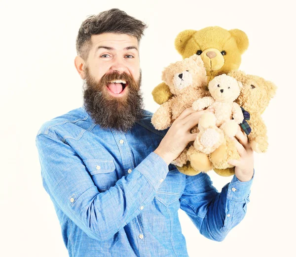 Retrato de homem adulto com barba e bigode com ursinhos de pelúcia — Fotografia de Stock