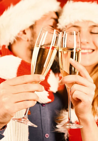 Mister e Missis Claus tengono bicchieri di champagne, da vicino — Foto Stock