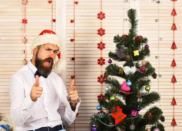 Guy près de l'arbre de Noël sur fond de mur en bois. — Photo