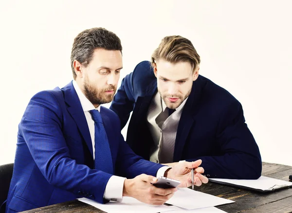 Barbudo hombre muestra proyecto a feliz hombre de negocios . — Foto de Stock