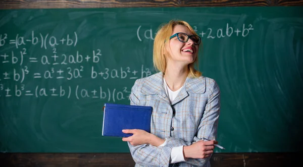 Ottima lettera di raccomandazione. Raccomandazione suggerimenti di applicazione. Raccomandazione per il concetto di college. Richiesta lettera di raccomandazione insegnante. Donna sorridente insegnante tenere libro stand lavagna anteriore — Foto Stock