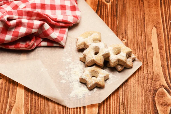 Biscoitos em forma de estrela deitado em pano branco por toalha de cozinha — Fotografia de Stock