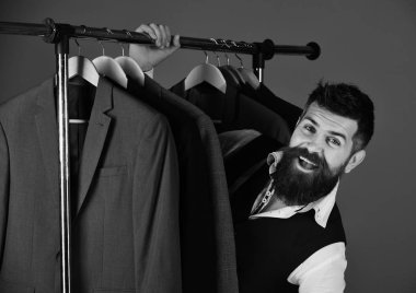 Giysi raf tarafından sakallı adam. İşadamı heyecanlı yüz