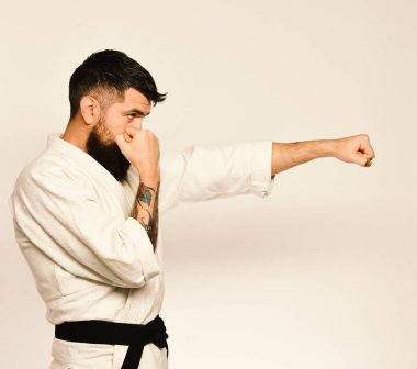 Aikido ustası kara kuşak uygulamalar savunma duruşu ile.