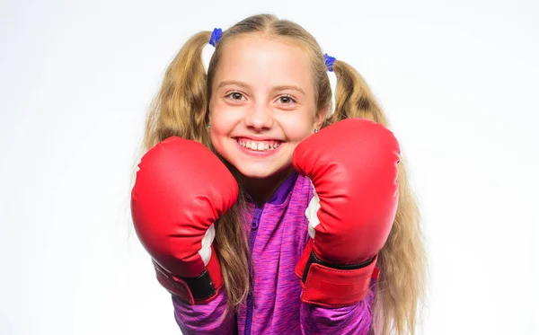 ボクシング グローブ ホワイト バック グラウンドでポーズで強い子に女の子。彼女は彼女自身を守るために準備ができています。女の子のためのスポーツ育成。フェミニスト運動。女の子ボクサーを知っているどのように自分自身を守るため。自己防衛の概念 — ストック写真
