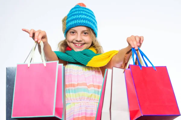 Ψώνια φθινόπωρο χειμώνα. Ψώνια στην Μαύρη Παρασκευή. Κορίτσι χαριτωμένο πρόσωπο ρούχα φθινόπωρο πλεκτό καπέλο και κασκόλ κρατούν τσάντες αγορών λευκό φόντο. Εμπορική αντίληψη. Φθινόπωρο σεζόν πωλήσεων. Πώληση και έκπτωση — Φωτογραφία Αρχείου