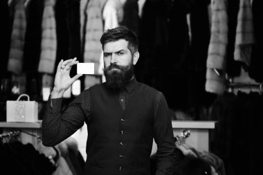 Sakal ve kartvizit adam. Adam kendinden emin yüz