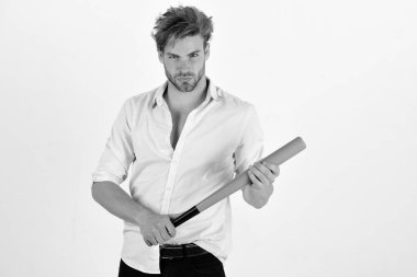 Spor aletli maço ya da gangster. Katı ya da kızgın suratlı bir adam beyaz arka planda izole edilmiş. Pembe gömlekli adam yeşil beyzbol sopası tutuyor. Tehlike ve şiddet kavramı.