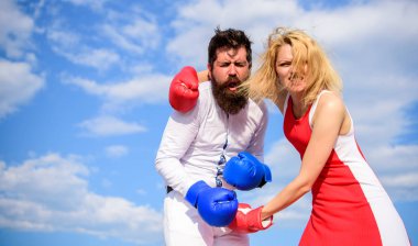 Cinsiyet eşitliği mücadelesi. En iyi savunma saldırıdır. Erkek ve kadın boks eldivenleri gökyüzü arka plan mücadele. Kaç aşk boks içinde. Sizce çatışma savunmak. Kadın kavramı karşı koyabiliriz